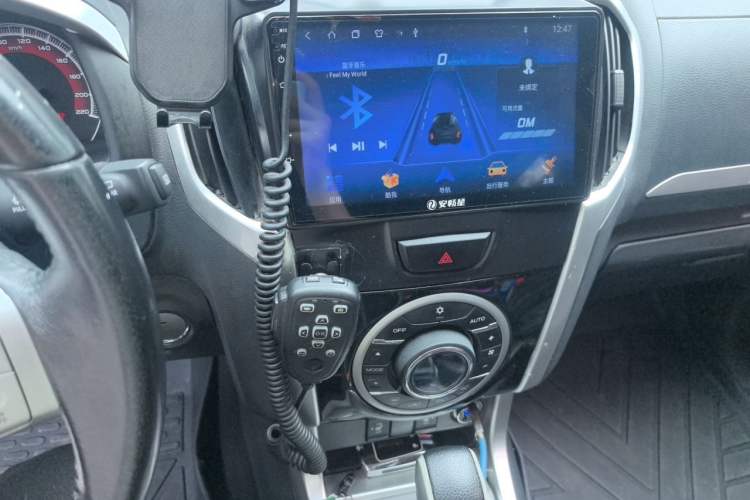 Used Isuzu mu-X 2017 3.0T Four-Wheel Drive Automatic Luxury 7-Seater China IV Standard Audio And AC Panel