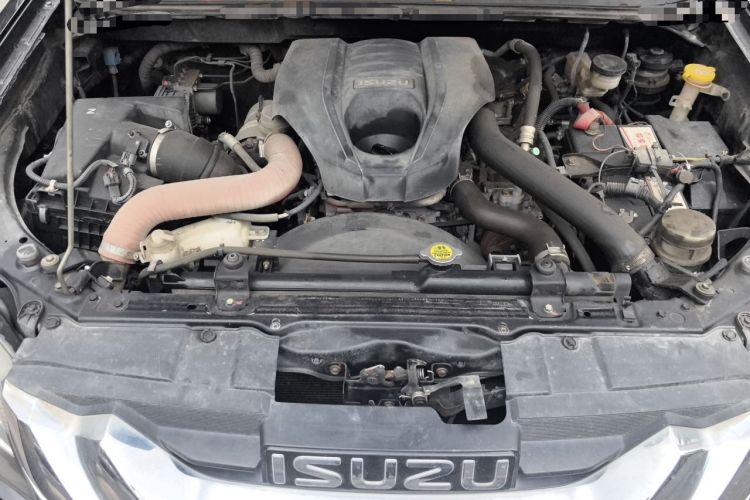 Used Isuzu mu-X 2017 3.0T Four-Wheel Drive Automatic Luxury 7-Seater China IV Standard Engine Bay