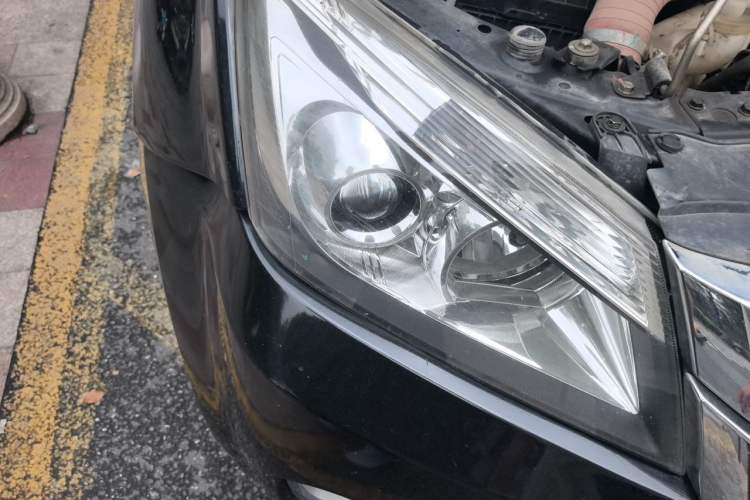 Used Isuzu mu-X 2017 3.0T Four-Wheel Drive Automatic Luxury 7-Seater China IV Standard Right Front Headlight