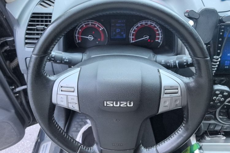 Used Isuzu mu-X 2017 3.0T Four-Wheel Drive Automatic Luxury 7-Seater China IV Standard Steering Wheel