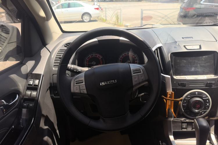 Used Isuzu mu-X 2017 3.0T Four-Wheel Drive Automatic Luxury 7-Seater China V Emission Standard Steering Wheel