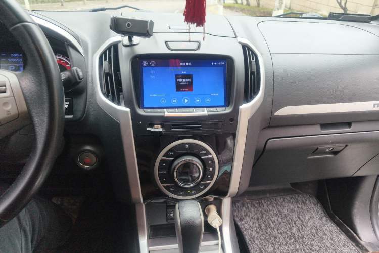 Used Isuzu mu-X 2017 3.0T Four-Wheel Drive Automatic Luxury 7-Seater China IV Standard Audio And AC Panel