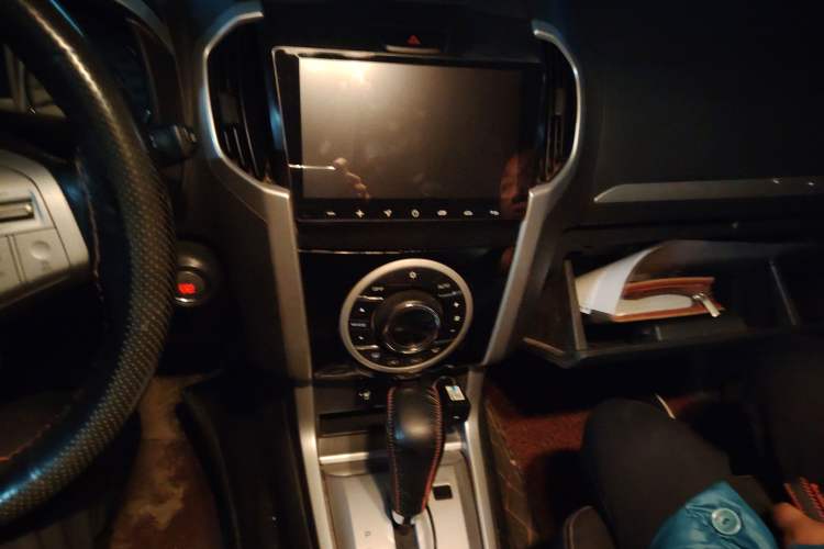 Used Isuzu mu-X 2017 2.5T Two-Wheel Drive Automatic Luxury 7-Seater Audio And AC Panel