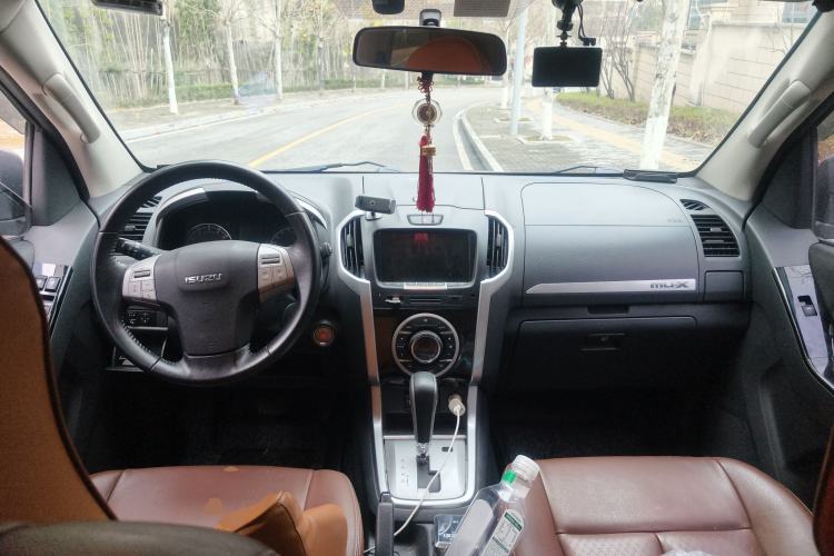 Used Isuzu mu-X 2017 3.0T Four-Wheel Drive Automatic Luxury 7-Seater China IV Standard Center Console
