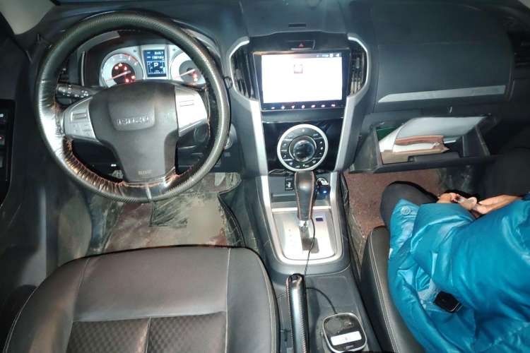 Used Isuzu mu-X 2017 2.5T Two-Wheel Drive Automatic Luxury 7-Seater Center Console