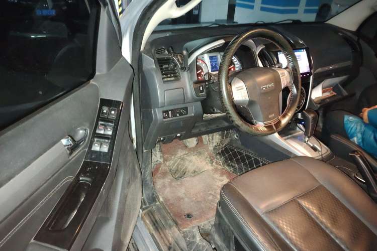 Used Isuzu mu-X 2017 2.5T Two-Wheel Drive Automatic Luxury 7-Seater Driver Seat