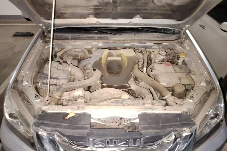 Used Isuzu mu-X 2017 2.5T Two-Wheel Drive Automatic Luxury 7-Seater Engine Bay