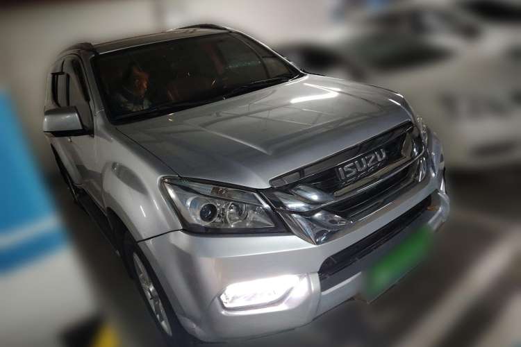Used Isuzu mu-X 2017 2.5T Two-Wheel Drive Automatic Luxury 7-Seater Front Right 45 Deg