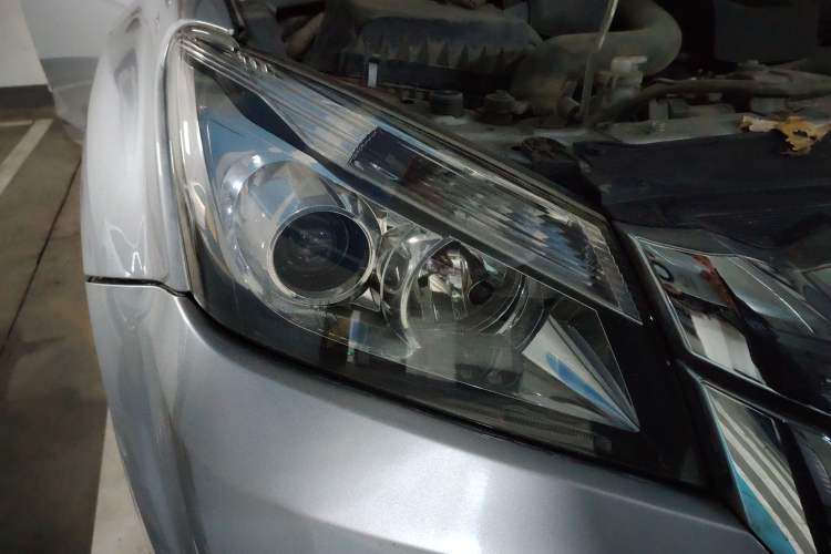 Used Isuzu mu-X 2017 2.5T Two-Wheel Drive Automatic Luxury 7-Seater Right Front Headlight
