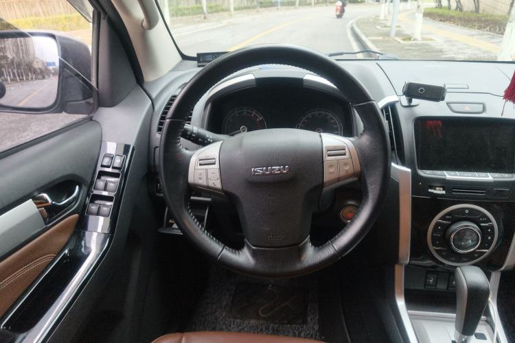 Used Isuzu mu-X 2017 3.0T Four-Wheel Drive Automatic Luxury 7-Seater China IV Standard Steering Wheel