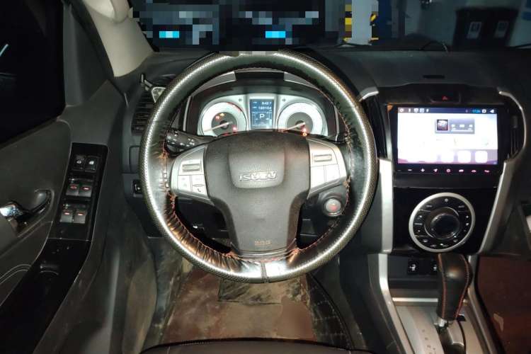 Used Isuzu mu-X 2017 2.5T Two-Wheel Drive Automatic Luxury 7-Seater Steering Wheel