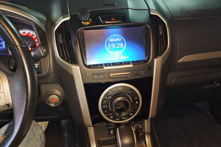Used Isuzu mu-X 2017 3.0T Four-Wheel Drive Automatic Luxury 7-Seater China V Emission Standard Audio And AC Panel