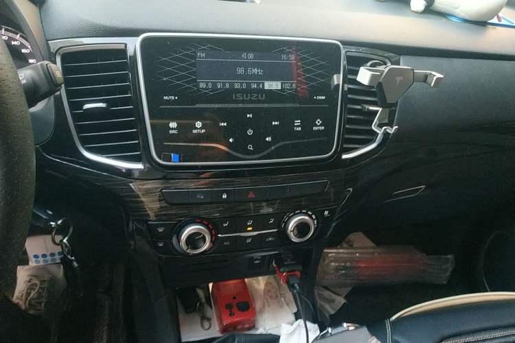 Used Isuzu mu-X 2017 3.0T 4x4 Manual Exploration Version 5 Seats China V Emission Standard Audio And AC Panel
