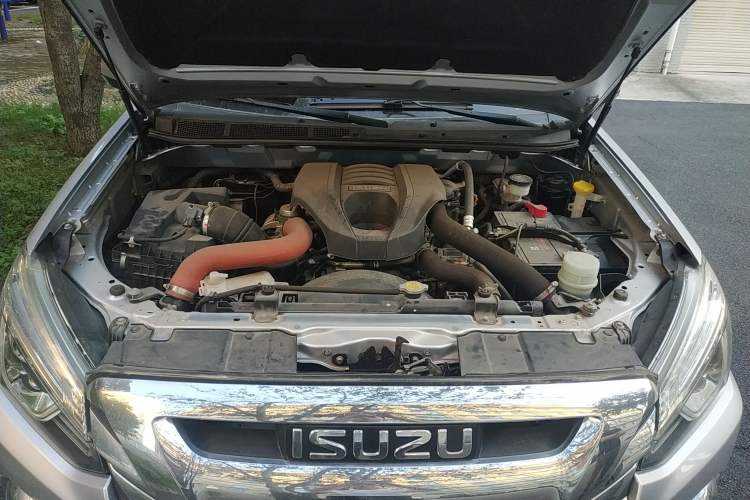 Used Isuzu mu-X 2017 3.0T 4x4 Manual Exploration Version 5 Seats China V Emission Standard Engine Bay