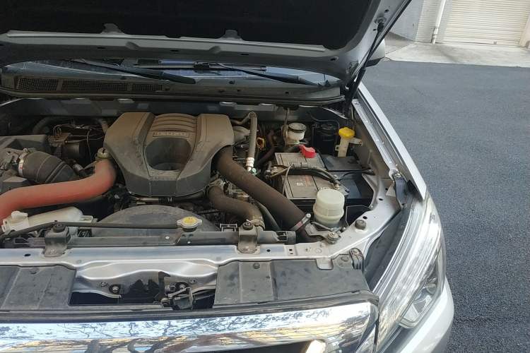 Used Isuzu mu-X 2017 3.0T 4x4 Manual Exploration Version 5 Seats China V Emission Standard Engine Bay Left