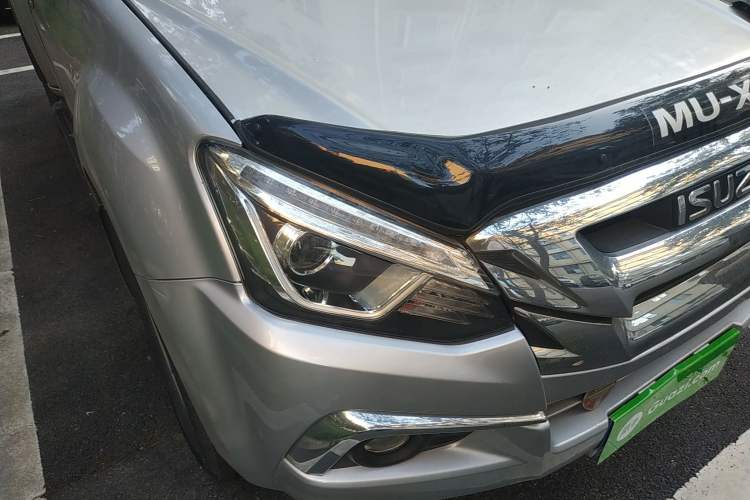 Used Isuzu mu-X 2017 3.0T 4x4 Manual Exploration Version 5 Seats China V Emission Standard Right Front Headlight