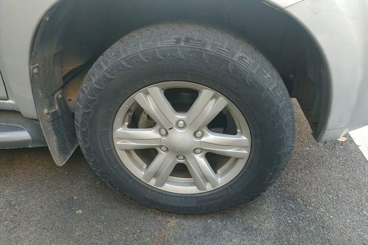 Used Isuzu mu-X 2017 3.0T 4x4 Manual Exploration Version 5 Seats China V Emission Standard Right Front Wheel Hub