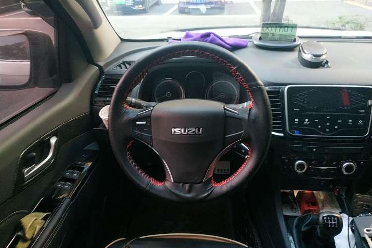 Used Isuzu mu-X 2017 3.0T 4x4 Manual Exploration Version 5 Seats China V Emission Standard Steering Wheel