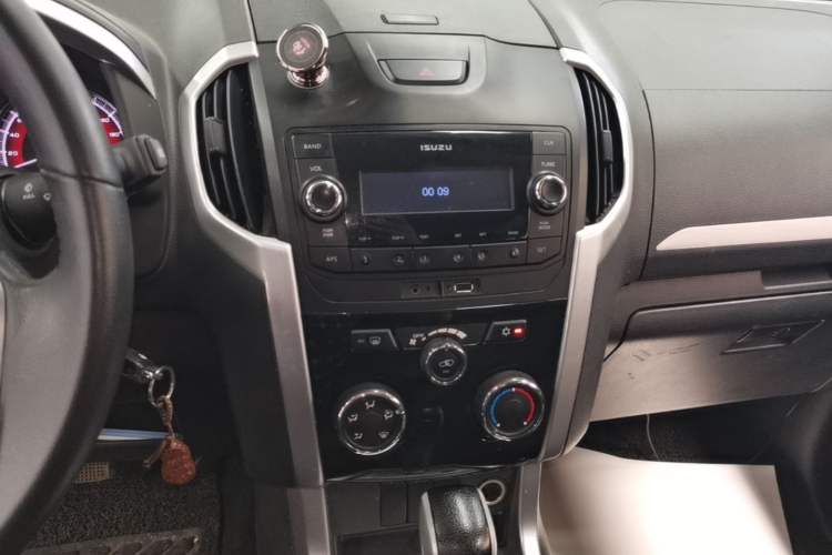 Used Isuzu mu-X 2017 2.5T Two-Wheel Drive Automatic Comfort Touring Version 7 Seats Audio And AC Panel
