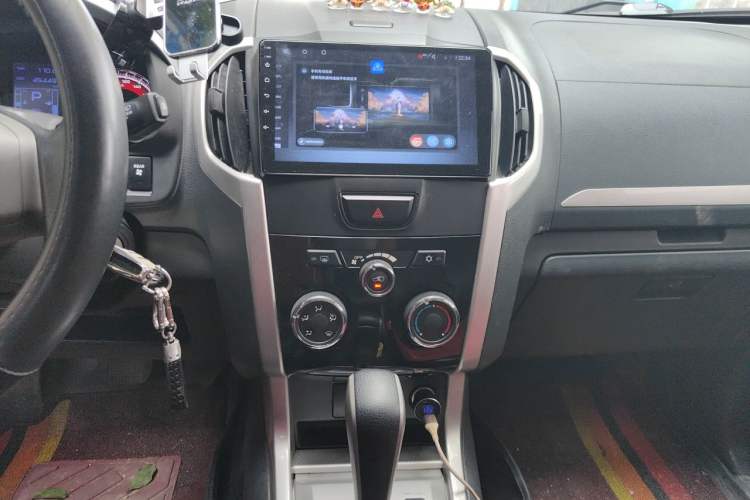 Used Isuzu mu-X 2017 3.0T Two-Wheel Drive Automatic Comfort Edition 7 Seats China V Emission Standard Audio And AC Panel