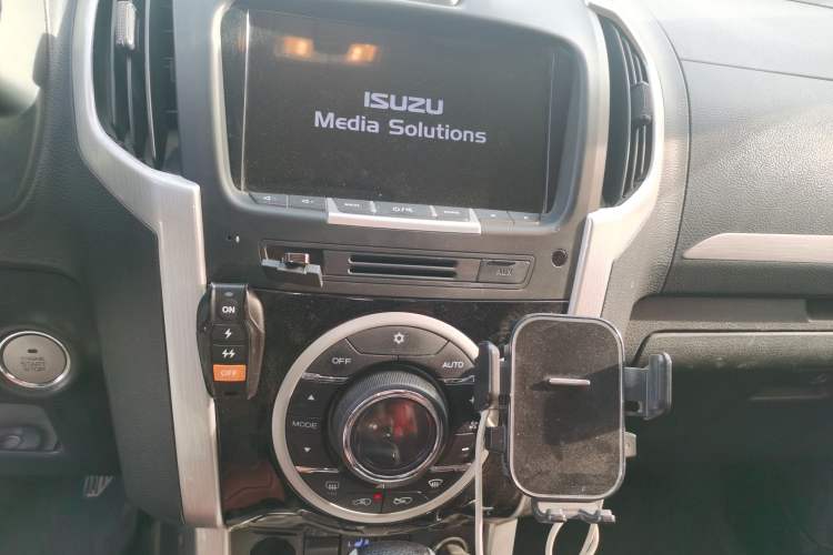 Used Isuzu mu-X 2017 3.0T Four-Wheel Drive Automatic Luxury Edition 5 Seats China IV Standard Audio And AC Panel