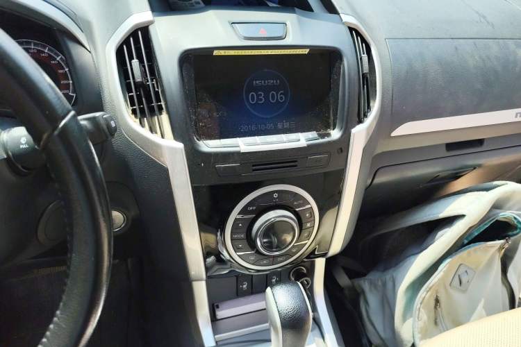 Used Isuzu mu-X 2017 2.5T Four-Wheel Drive Automatic Luxury Edition 5 Seats Audio And AC Panel