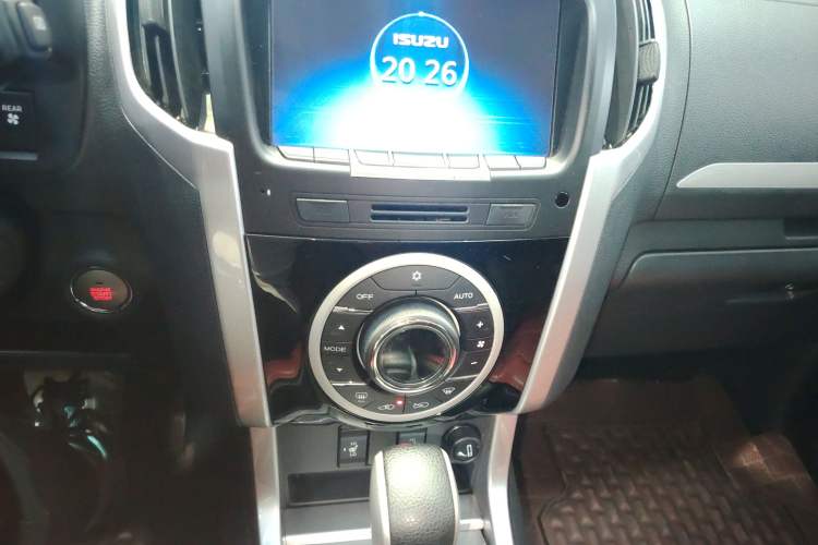 Used Isuzu mu-X 2017 2.5T Four-Wheel Drive Automatic Luxury 7-Seater Audio And AC Panel