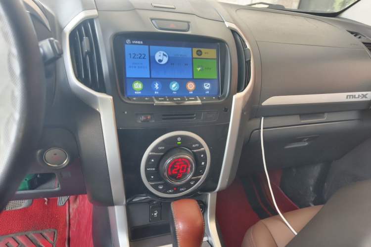 Used Isuzu mu-X 2017 2.5T Two-Wheel Drive Automatic Luxury Edition 5 Seats Audio And AC Panel