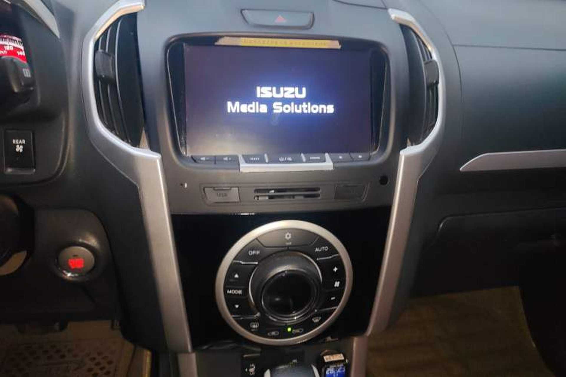 Used Isuzu mu-X 2017 3.0T Four-Wheel Drive Automatic Luxury Edition 5 Seats China IV Standard Audio And AC Panel