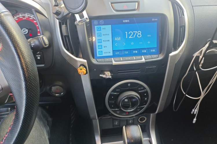 Used Isuzu mu-X 2017 3.0T Four-Wheel Drive Automatic Luxury 7-Seater China IV Standard Audio And AC Panel