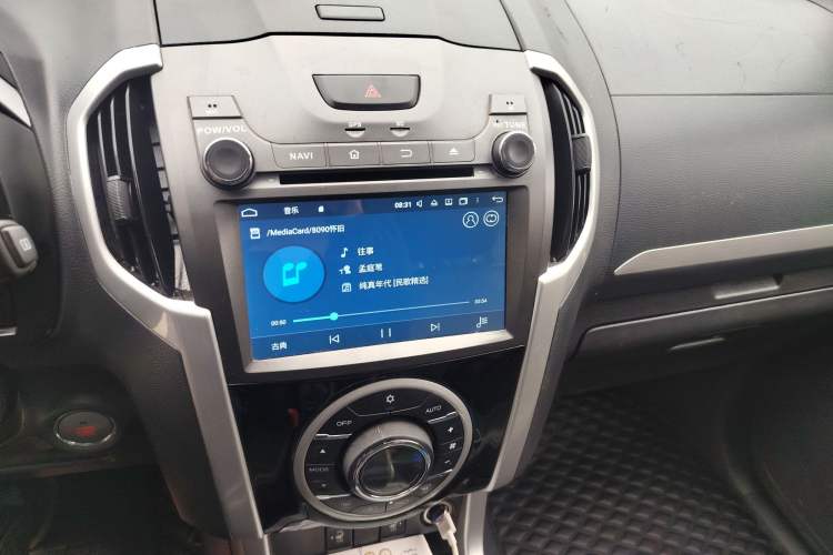 Used Isuzu mu-X 2017 2.5T Two-Wheel Drive Automatic Luxury Edition 5 Seats Audio And AC Panel