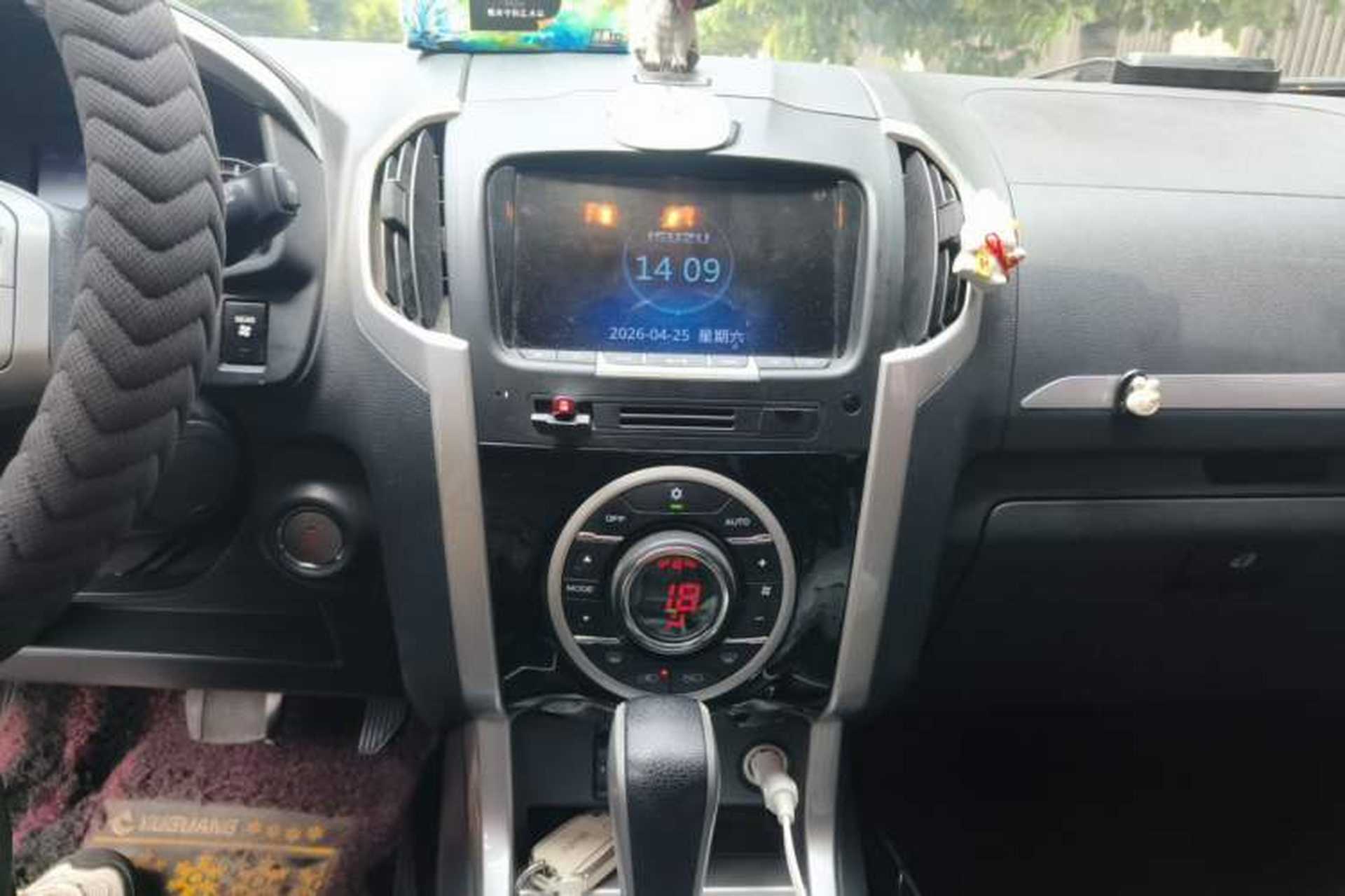 Used Isuzu mu-X 2017 2.5T Two-Wheel Drive Automatic Luxury Edition 5 Seats Audio And AC Panel