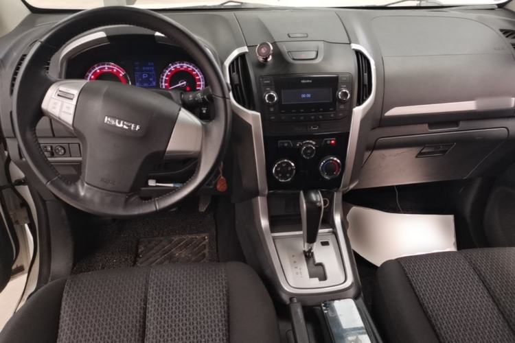 Used Isuzu mu-X 2017 2.5T Two-Wheel Drive Automatic Comfort Touring Version 7 Seats Center Console