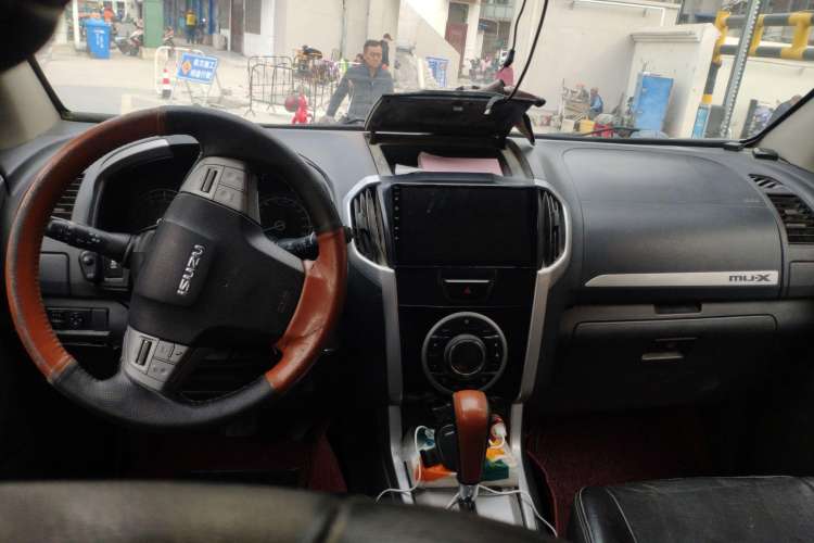 Used Isuzu mu-X 2017 3.0T Four-Wheel Drive Automatic Luxury 7-Seater China IV Standard Center Console