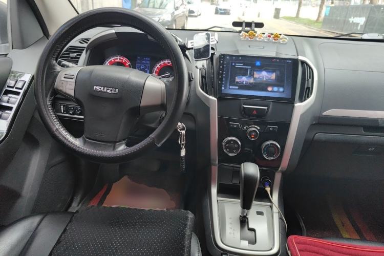 Used Isuzu mu-X 2017 3.0T Two-Wheel Drive Automatic Comfort Edition 7 Seats China V Emission Standard Center Console