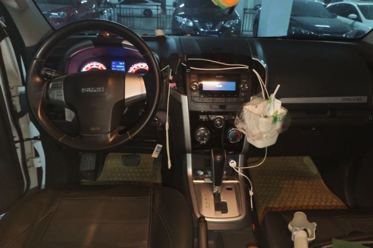 Used Isuzu mu-X 2017 2.5T Two-Wheel Drive Automatic Comfort Touring Version 7 Seats Center Console