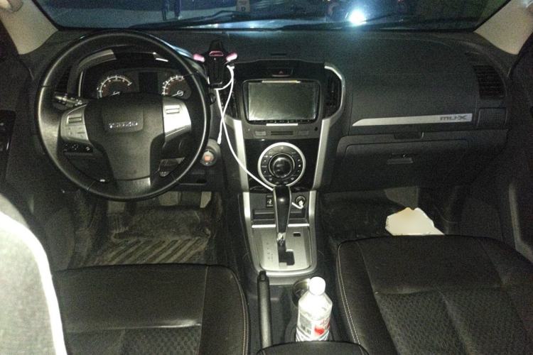 Used Isuzu mu-X 2017 3.0T Four-Wheel Drive Automatic Luxury 7-Seater China V Emission Standard Center Console