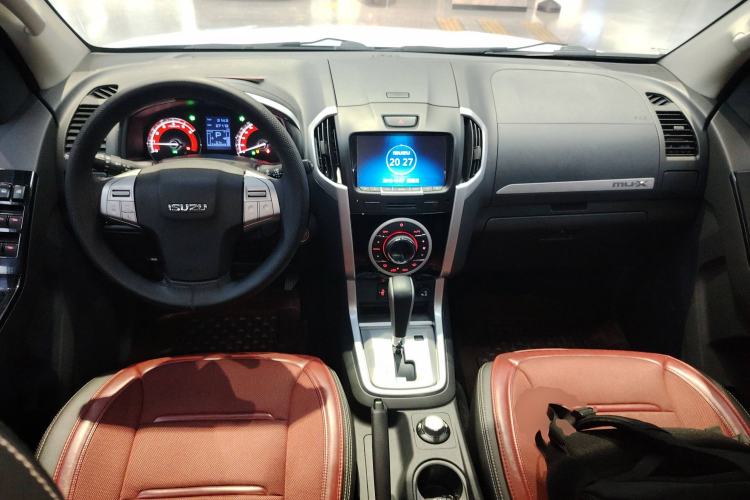 Used Isuzu mu-X 2017 2.5T Four-Wheel Drive Automatic Luxury 7-Seater Center Console