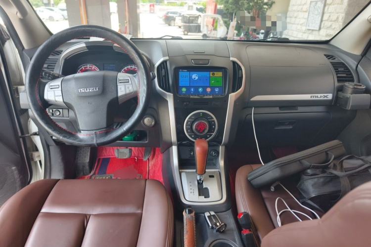 Used Isuzu mu-X 2017 2.5T Two-Wheel Drive Automatic Luxury Edition 5 Seats Center Console
