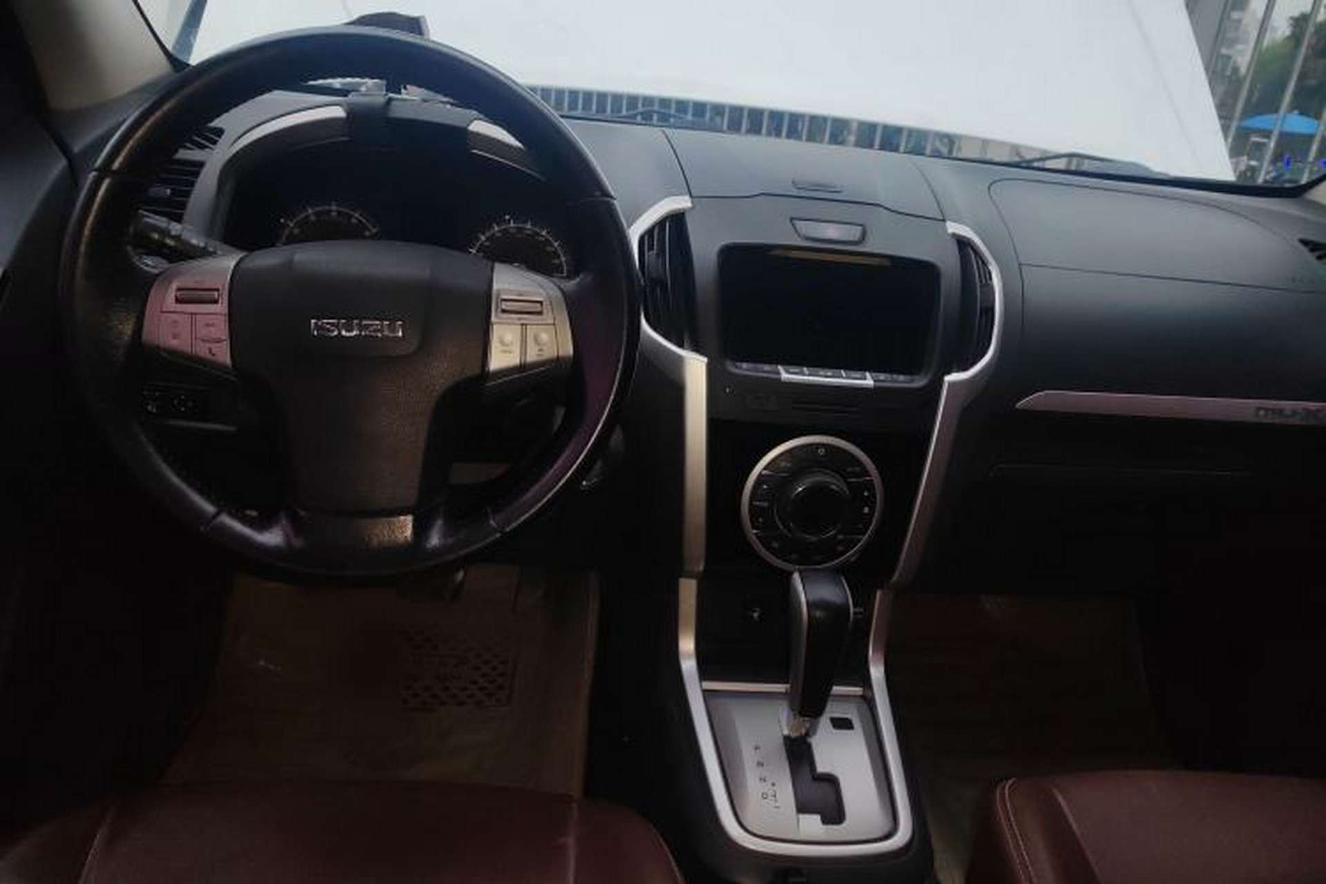 Used Isuzu mu-X 2017 3.0T Four-Wheel Drive Automatic Luxury Edition 5 Seats China IV Standard Center Console