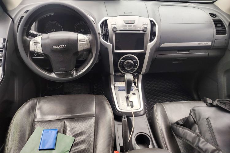 Used Isuzu mu-X 2017 2.5T Two-Wheel Drive Automatic Luxury Edition 5 Seats Center Console