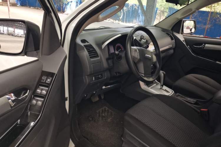 Used Isuzu mu-X 2017 2.5T Two-Wheel Drive Automatic Comfort Touring Version 7 Seats Driver Seat
