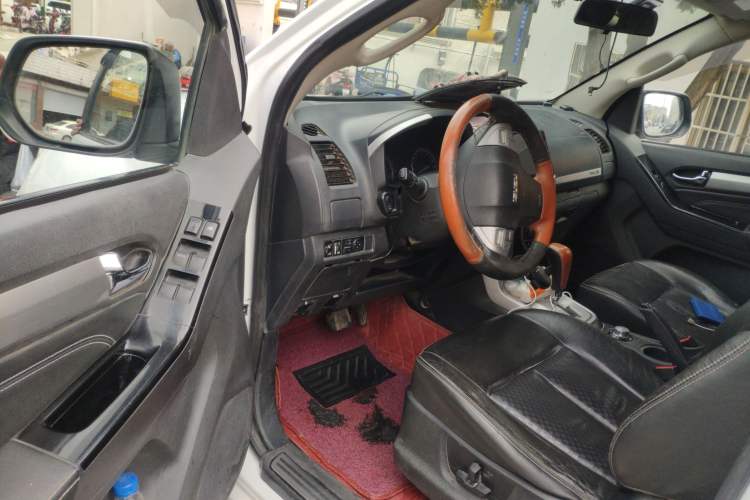 Used Isuzu mu-X 2017 3.0T Four-Wheel Drive Automatic Luxury 7-Seater China IV Standard Driver Seat