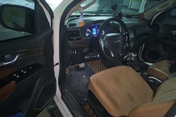Used Isuzu mu-X 2017 3.0T Four-Wheel Drive Automatic Luxury Edition 5 Seats China V Emission Standard Driver Seat