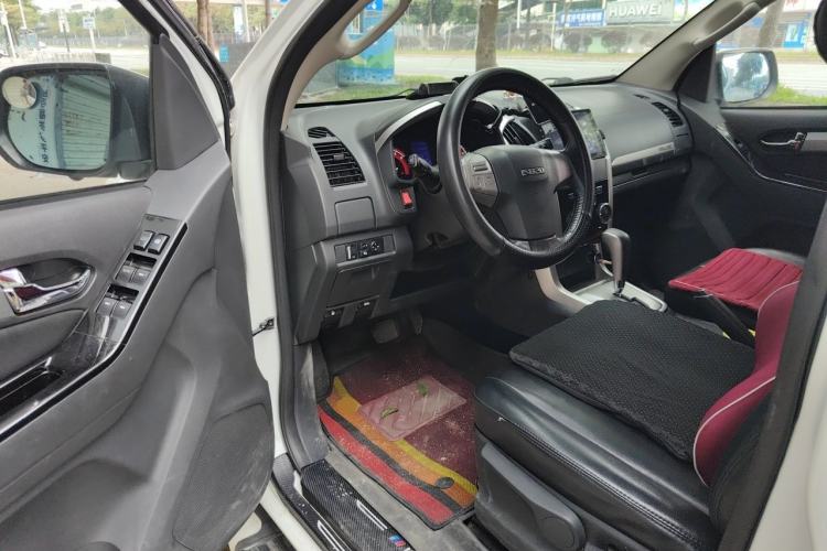 Used Isuzu mu-X 2017 3.0T Two-Wheel Drive Automatic Comfort Edition 7 Seats China V Emission Standard Driver Seat