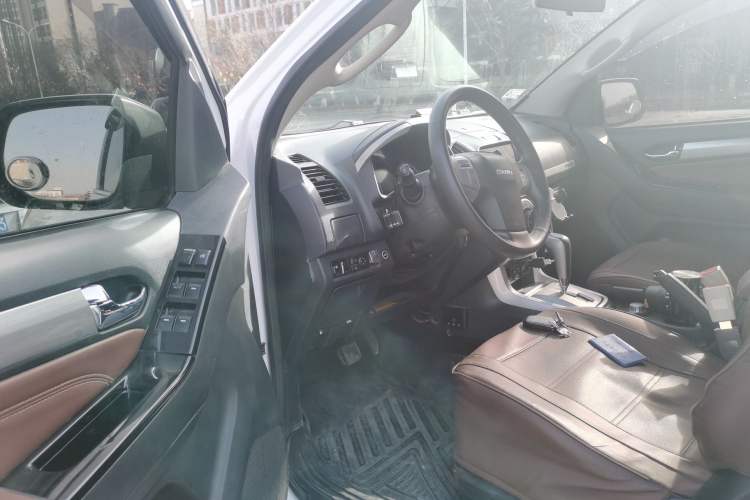 Used Isuzu mu-X 2017 3.0T Four-Wheel Drive Automatic Luxury Edition 5 Seats China IV Standard Driver Seat