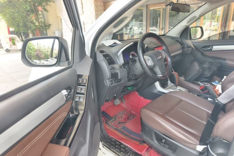 Used Isuzu mu-X 2017 2.5T Two-Wheel Drive Automatic Luxury Edition 5 Seats Driver Seat