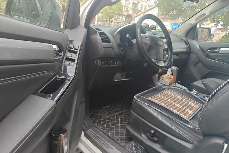 Used Isuzu mu-X 2017 3.0T Four-Wheel Drive Automatic Luxury 7-Seater China V Emission Standard Driver Seat