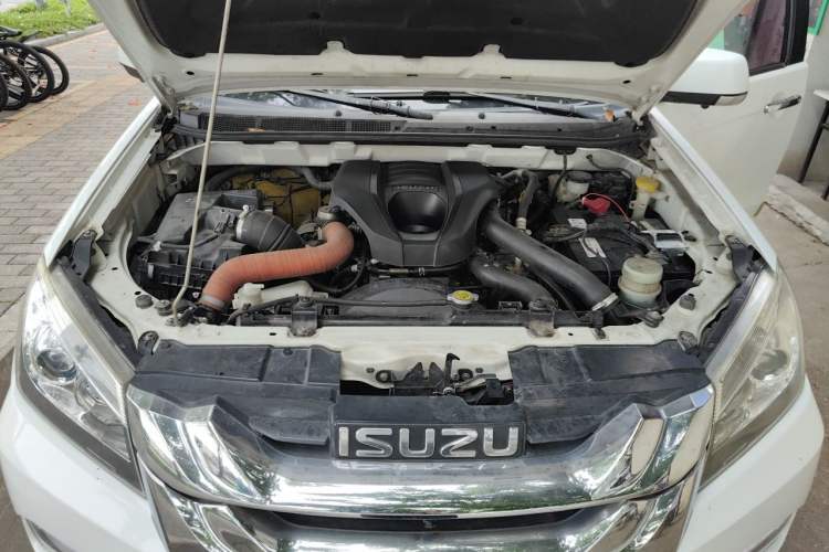 Used Isuzu mu-X 2017 3.0T Two-Wheel Drive Automatic Comfort Edition 7 Seats China V Emission Standard Engine Bay