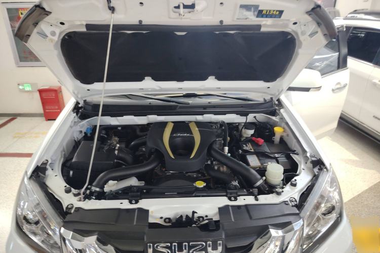 Used Isuzu mu-X 2017 2.5T Four-Wheel Drive Automatic Luxury 7-Seater Engine Bay